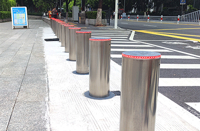 Non-Sealed Automatic Retractable Bollards vs Fully Sealed Automatic Retractable Bollards