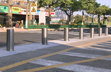 Why do scenic areas need to install automatic retractable bollards?